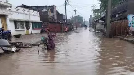 সাগরদিঘি: সাগরদিঘীর কাবিলপুরবাসীকে জলযন্ত্রণায় মুক্তি দিতে রাতেই চালানো হলো পাম্প,শীঘ্রই মেরামত হবে রাস্তা আশ্বাস পঞ্চায়েতসমিতির