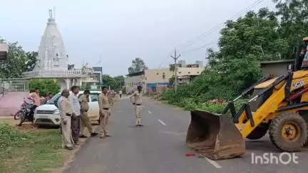 सिंगोली: रतनगढ़ टप्पा के मानपुरा गांव में अतिक्रमण पर चला बुलडोजर, ग्रामीणों की शिकायत पर हुई कार्रवाई