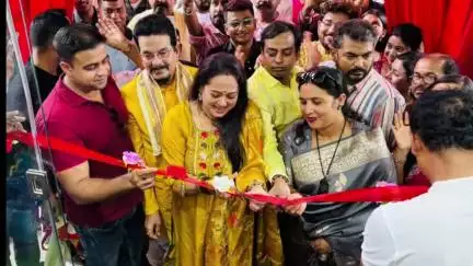 করিমপুর ১: বুধবার করিমপুর নতুন বাসস্ট্যান্ডে বালাজী শাড়ীর শোরুম উদ্বোধনে বিধায়ক বিমলেন্দু সিংহ রায়