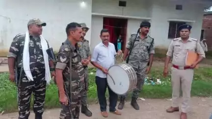 चान्हो: चटवल में चान्हो पुलिस ने फरार अभियुक्त के घर पर इश्तिहार चिपकाया