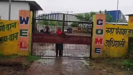 कोल: जवां नगर पंचायत में गौशाला की दुर्दशा, निर्माण कार्य अधूरा, गौवंश कीचड़ और गंदगी में रहने को मजबूर