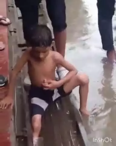 शहर के सब्जी मंडी में बारिश के कारण जल भराव से एक बच्चे का पैर नाले की जाल में फंसा, वीडियो हुआ वायरल