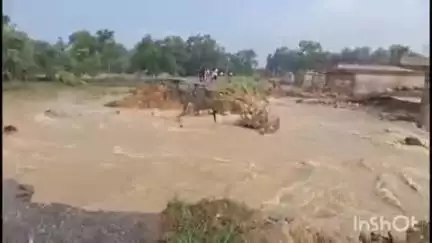 बांका: ओढ़नी नदी पर बना डायवर्सन तेज बहाव में बहा, आवागमन बंद
