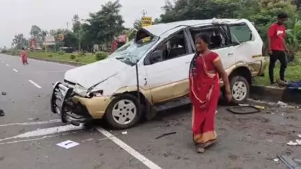 ଖଲ୍ଲିକୋଟ୍: ନାରାୟଣୀ ଛକରେ ଡିଭାଇଡର କୁ ଧକ୍କା ଦେଇ ୩ ପଲଟି ମାରି ଓଲଟିଲା ଟ୍ରାଭେରା କାର; ଜଣେ ମୃତ, ୧୧ ଗୁରୁତର ଆହତ