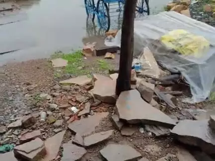 तहसील हिसार जिला अशोकनगर ग्राम करवाया माता मंदिर समस्या हमारे लिए अशोकनगर कलेक्टर साहब से हाथ जोड़कर निवेदन हैकि हमारे घ