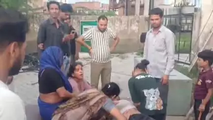 जलेसर: आवागढ़ के गांव खुटीपुरा में बिजली की लाइन पर काम करते समय 45 वर्षीय लाइनमैन की करंट लगने से हुई मौत