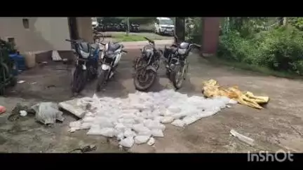 अकबरपुर: अकबरपुर पुलिस ने छापेमारी में 520 लीटर महुआ के साथ चार मोटरसाइकिल की ज़ब्ती की, दो गिरफ्तार