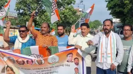 ସୋନପୁର: କଂଗ୍ରେସ ଓ ବାମପନ୍ଥୀ ଦଳ  ପକ୍ଷରୁ ଆଜି ୧୨ ଘଣ୍ଟିଆ ଓଡ଼ିଶା ବନ୍ଦ ଡାକରାରେ ସୁବର୍ଣ୍ଣପୁର ସହରରେ ମଧ୍ୟ ଏହାର ପ୍ରଭାବ ପଡ଼ିଛି।