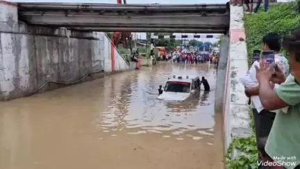 मिर्ज़ापुर: नटवा रेलवे ओवर ब्रिज के नीचे बारिश के पानी में फंसे वाहन का वीडियो सोशल मीडिया पर वायरल, लोगों की आई प्रतिक्रिया