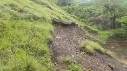 बाराकोट:मूसलाधार बारिश से फर्तोला स्कूल जाने का सीसी मार्ग क्षतिग्रस्त छात्र-छात्राओं के लिए हुआ खतरा।