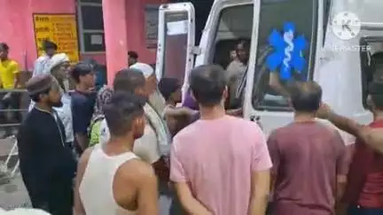 फिरोज़ाबाद: पुराना थाना रामगढ़ के पास ई-रिक्शा में बैटरी लगाते समय फटी और लगी आग, दो लोग बुरी तरह झुलसे