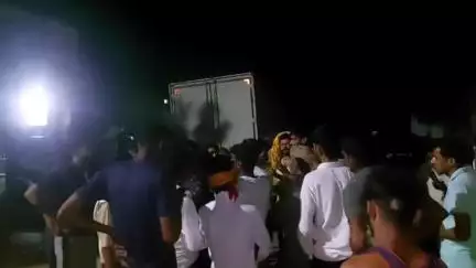 चिड़ावा: मंड्रेला में गौवंश तस्करी की सूचना पर सक्रिय हुई गौरक्षा दल की टीम ने मांस से भरा कंटेनर पकड़ा, पुलिस से जांच की मांग की