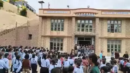 लोहाघाट: देशभक्ति गीत की यह सुंदर वीडियो लोहाघाट के गुरुकुलम स्कूल एकेडमी से आयी है।गीत के बोल है-सारे जहाँ से अच्छा हिन्दोस्ताँ हमारा
