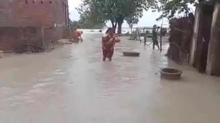 कोरांव: सुहाष गांव के दलित बस्ती में बारिश का पानी लोगों के घरों में भर गया, सड़क पर घुटने भर बह रहा पानी, नाला खुदाई की मांग