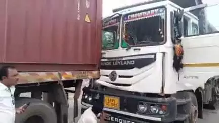 గుంతకల్లు: గుత్తి పట్టణంలోని ఆర్ఎస్ రోడ్డులో రైల్వే బ్రిడ్జి వద్ద టిప్పర్ను వెనకనుంచి ఢీకొన్న కంటైనర్ లారీ:తృటిలో తప్పిన ప్రమాదం