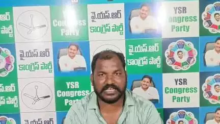 గిరిజన సంక్షేమ శాఖ డీడీని ఎందుకు రిలీవ్ చేయడం లేదు..పాడేరులో వైసీపీ జిల్లా సోషల్ మీడియా మాజీ అధ్యక్షుడు సురేష్ కుమార్