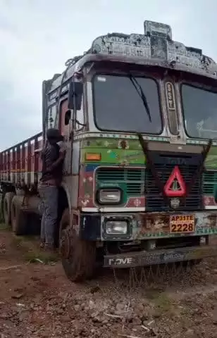 సోమవరపాడు వద్ద లారీ క్యాబిన్ కు ఉరి వేసుకుని గణేష్ అనే వ్యక్తి అనుమానాస్పద స్థితిలో మృతి