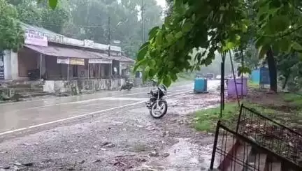 चुरहट: चुरहट में 18 घंटे से अधिक बारिश, बिजली आपूर्ति बाधित, कंपलेक्स प्रांगण में भरा पानी