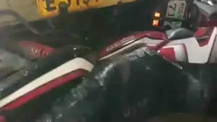 तिल्दा: तिल्दा में ओवर ब्रिज के पास मछली बाजार में बस की ठोकर से 3 दोपहिया वाहन क्षतिग्रस्त, लोग बाल-बाल बचे