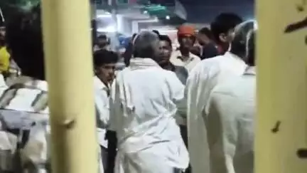 मंदसौर: लालघाटी मंडी का गेट बंद होने से किसान नाराज़, हंगामा किया, वीडियो वायरल