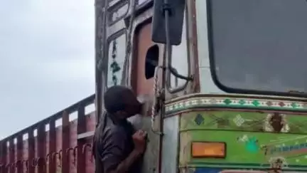 సోమవారపాడు జాతీయ రహదారి వద్ద లారీకి ఉరివేసుకుని గణేష్ అనే వ్యక్తి అనుమానస్పదంగా మృతి