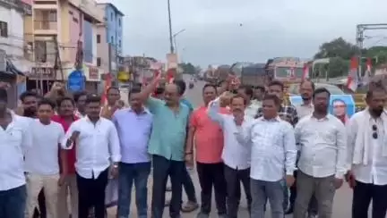 ରାୟଗଡା: ଓଡ଼ିଶା ବନ୍ଦର ପ୍ରଭାବ ରାୟଗଡ଼ା ଜିଲ୍ଲାରେ ଦେଖିବାକୁ ମିଳିଛି,କପିଳାସ ଛକଉପରେ ବନ୍ଦପାଳନ,ଦୋକାନ ବଜାର,ଗାଡିଚଳାଚଳ ବନ୍ଦ,ଶୁଣିବା ପ୍ରତିକ୍ରିୟା