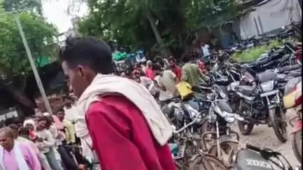 जौरा: जौरा शहर के पुराना तहसील प्रांगण में खाद के लिए फिर उमड़ी किसानों की भीड़