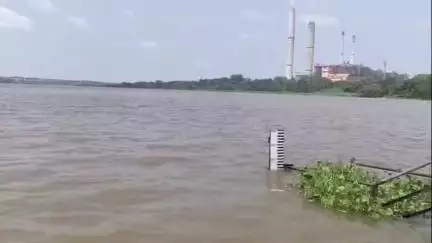 लाडपुरा: कोटा में बैराज बना खतरे का पिकनिक स्पॉट, पानी के विहंगम दृश्य देखने के लिए उमड़ी भीड़, जान जोखिम में डाल रहे लोग