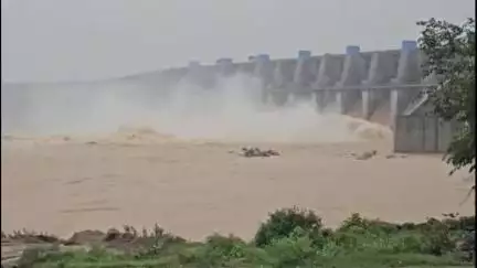 दुधि: अमवार में कनहर बांध का जलस्तर बढ़ने पर खोले गए 8 गेट, सिंचाई विभाग द्वारा लगातार की जा रही निगरानी