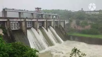 खानपुर: खानपुर क्षेत्र के भीमसागर बाँध के कैचमेंट एरिया में बारिश के कारण तीन गेट 15 फीट खोलकर पानी की निकासी जारी