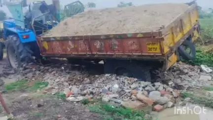 ఆదోని: ఆదోని అమరావతి నగర్ కాలనీలో రోడ్లు సరిగలేక గుంతలో ఇరుక్కున్న ఇసుక ట్రాక్టర్