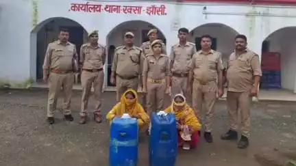 झांसी: जिले में अवैध शराब के खिलाफ आबकारी विभाग ने विभिन्न स्थानों पर छापेमारी कर 425 लीटर शराब की जब्त, 2 महिलाएं गिरफ्तार