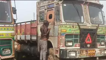 సోమరపాడు జాతీయ రహదారి వద్ద లారీ క్యాబిన్ కు అనుమానాస్పద స్థితిలో ఉరివేసుకుని గణేష్ అనే వ్యక్తి మృతి