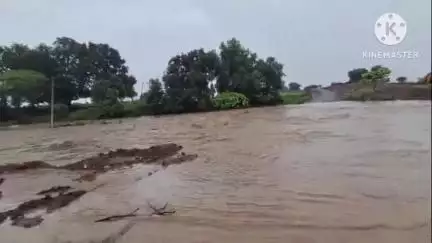 खानपुर: दरा अरनियां स्टेट हाईवे पर खोखेड़ा गाँव की क्षतिग्रस्त पुलिया पर चली चादर, हाईवे पर दोनों ओर वाहनों की लगी कतार