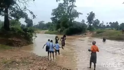 पाली: जान जोखिम में डालकर नदी पार कर स्कूल जा रहे बच्चों ने पितनी नदी उतरदा में पुल निर्माण की मांग की, बारिश से स्थिति गंभीर
