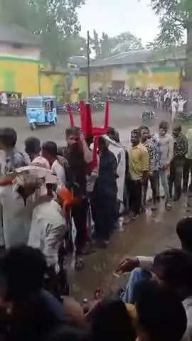 खाद के लिए बरसात में भीखते किसान