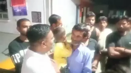 धनौरा: मंडी धनौरा के गांव मोहद्दीपुर में चोर समझकर पिकअप चालक व उसके परिवार को पीटा, हुआ हंगामा