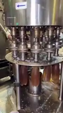 एक बेहद स्वचालित उत्पादन संयंत्र में , बिना एक भी सेब के , "सेब का रस" बनाया गया !
इस रस को बनाने में इस्तेमाल की गई सामग्री पर कोई सवाल नहीं उठाता , लेकिन वे इस "ज़हर" को खुशी-खुशी पीते रहते हैं - भारी कीमत चुकाते हुए | |
