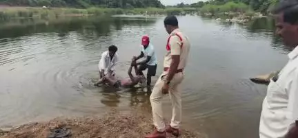 నిర్మల్: నిర్మల్ రూరల్ మండలం కౌట్ల (కె) గ్రామంలో స్వర్ణ వాగు దాటే క్రమంలో నీట మునిగి తలారి పొట్టెన్న అనే పశువుల కాపరి మృతి