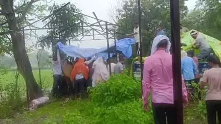 पीपलदा: अयाना कस्बे में भारी बारिश के बीच दाह संस्कार में लोगों को हुई परेशानी, टीन शेड लगाकर किया गया दाह संस्कार