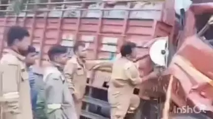 हर्रैया: हरैया थाना क्षेत्र के रजौली के पास अज्ञात वाहन से टकराई डीसीएम, चालक इलाज के दौरान हुआ निधन
