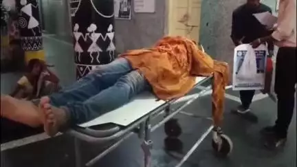परसमनिया में अज्ञात वाहन ने टहल रहे युवक को मारी टक्कर, युवक गंभीर घायल, एंबुलेंस से सतना जिला अस्पताल भेजा गया