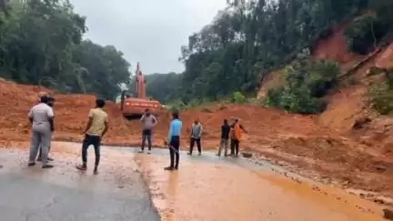 ಬೆಳ್ತಂಗಡಿ: ಮಣ್ಣಗುಂಡಿಯಲ್ಲಿ ಕುಸಿದ ಗುಡ್ಡ: ಮಂಗಳೂರು-ಬೆಂಗಳೂರು ರಾಷ್ಟ್ರೀಯ ಹೆದ್ದಾರಿಯಲ್ಲಿ ವಾಹನ ಸಂಚಾರ ಸ್ಥಗಿತ