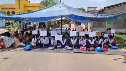 জামবনি: নবম শ্রেণির রেজিস্ট্রেশন করা সহ একাধিক দাবিতে শাবলমারাতে 9 নম্বর রাজ্য সড়ক অবরোধ পড়ুয়াদের