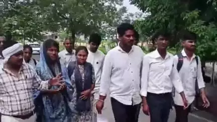 प्रतापगढ़: डबरा आश्रम छात्रावास की वार्डन पर बालिकाओं से दुर्व्यवहार का आरोप, बीपीवीएम ने कलेक्टर को सौंपा ज्ञापन
