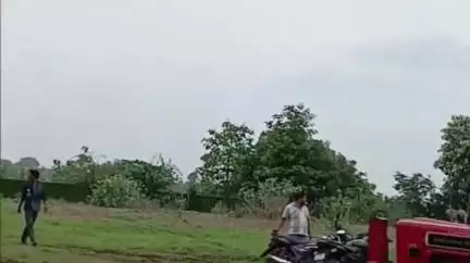 नरसिंहपुर: उमरिया गांव में यूरिया की कालाबाजारी, सूचना पर प्रशासन ने मौके पर पहुंचकर दुकान सील की