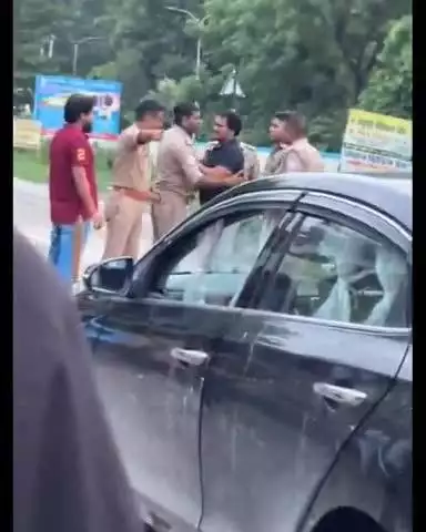 अमेठी: अमेठी के ड्रग इंस्पेक्टर की दबंगई आई सामने, शराब के नशे में पुलिस से की अभद्रता, वीडियो हुआ वायरल