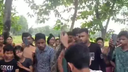 ধূপগুড়ি: দামবাড়ি দক্ষিণ ডাঙাপাড়ায় জালের আটকে পড়ল 10 ফুটের অজগর, উদ্ধার করে বনকর্মীদের হাতে তুলে দিলেন পরিবেশ প্রেমীরা