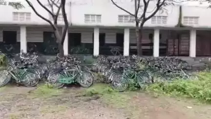 मेदिनीनगर (डालटनगंज): पलामू में छात्रों को दी जाने वाली साइकिलें बनी कबाड़,राज्य सरकार की लापरवाही से "उन्नति के पहिये" में लगा जंग#jansamasya