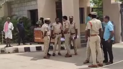 గద్వాల్: కలెక్టరేట్ కార్యాలయం ముందు ధర్నా నిర్వహిస్తున్న పత్తి విత్తన రైతులు